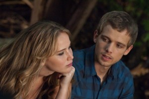 Jennifer Lawrence und Max Thieriot in einer gemeinsamen Szene (Quelle: Universum Film)