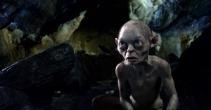 Gollum mustert seinen Gegenüber (Quelle: Warner Bros.)