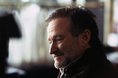 Robin Williams wird als Radio-Moderator Gabriel für ein Rätsel gestellt (© Tiberius Film)