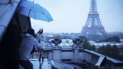 Emma träumt von einer großen Karriere in Paris (© Koch Media)