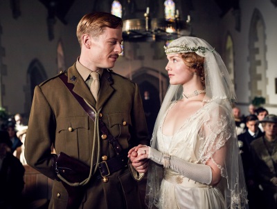 Nach kurzer Bekanntschaft heiraten Constance und Sir Clifford (© Polyband)