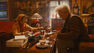 Paddington hat Spaß mit Mrs. Brown und Mr. Gruber (© StudioCanal)