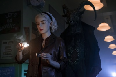 Der Dunkle Lord will bei Sabrina keine RIsiken eingehen (© Netflix)