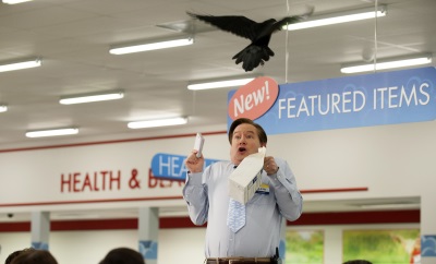 Glenn erschreckt sich vor einem ungebetenen Besucher (© Colleen Hayes/NBC)